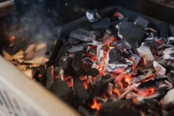 Napoleon Holzkohleneinsatz Für Gasgrills -Grill Welt Geschäft napoleon holzkohleeinsatz glut detail 67731