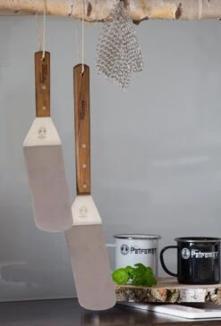 Petromax Flexibler Pfannen- Und Grillwender (Kurzgriff) -Grill Welt Geschäft petromax grillwender haengend flex1